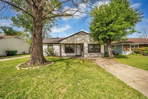 Photo of 2915 Robertson Street, Houston, TX 77009 (MLS # 34785287)