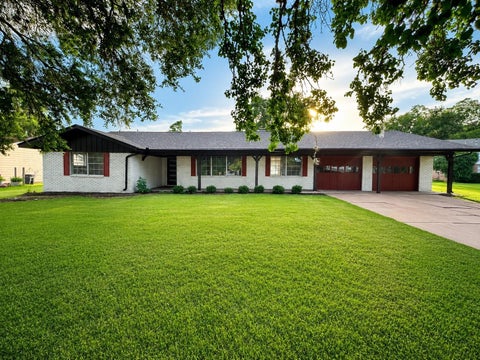 Photo of 118 Clover Street, Lake Jackson, TX 77566 (MLS # 80844570)