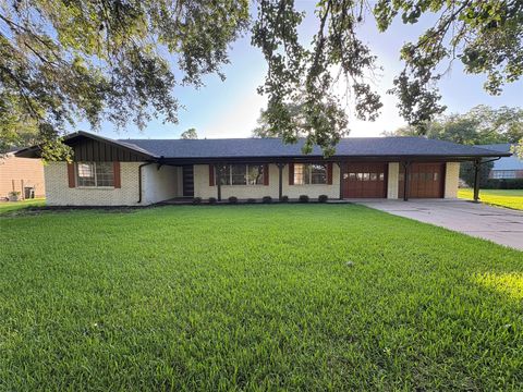 Photo of 118 Clover Street, Lake Jackson, TX 77566 (MLS # 80844570)