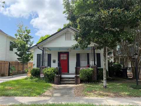 Photo of 205 E 24th Street, Houston, TX 77008 (MLS # 20388486)