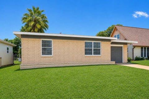 Homes For Sale - 1803 Bayou Homes Drive<br/> Galveston, TX 77551