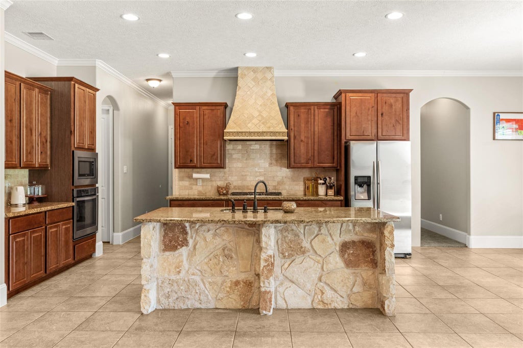 Photo of 818 Commons Lake Edge Drive, Huffman, TX 77336 (MLS # 76608090)