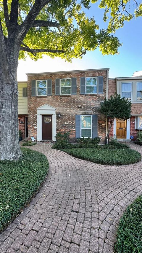 Photo of 6452 Olympia Dr Dr, Houston, TX 77057 (MLS # 10897838)