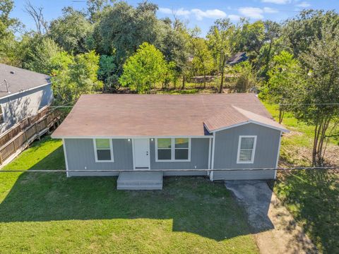 Photo of 1112 8th Street #A, Orange, TX 77630 (MLS # 34046038) Photo of 1112 8th Street #A, Orange, TX 77630 (MLS # 34046038)