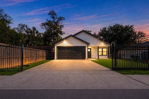 Photo of 6705 Roanoke St St, Houston, TX 77028 (MLS # 58900428)