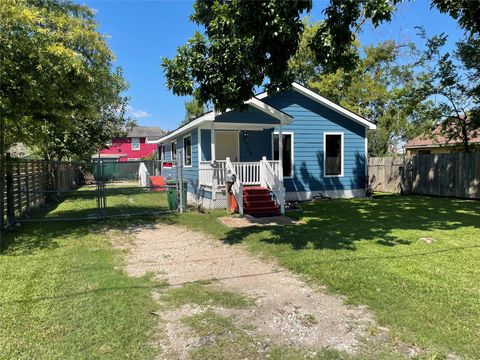 Photo of 2709 Terry Street, Houston, TX 77009 (MLS # 87980447)