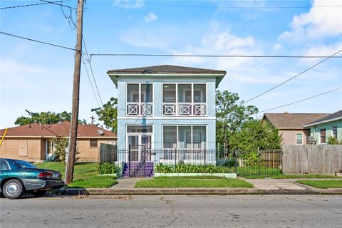 Photo of 1014 31st Street, Galveston, TX 77550 (MLS # 73793898)