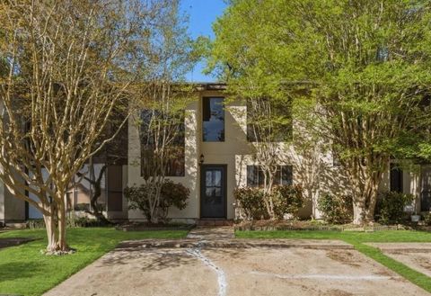 Townhouse For Sale - 3823 Knollcrest Drive<br/> Montgomery, TX 77356