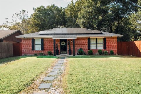 Photo of 417 E Hill St, Navasota, TX 77868 (MLS # 54393275)