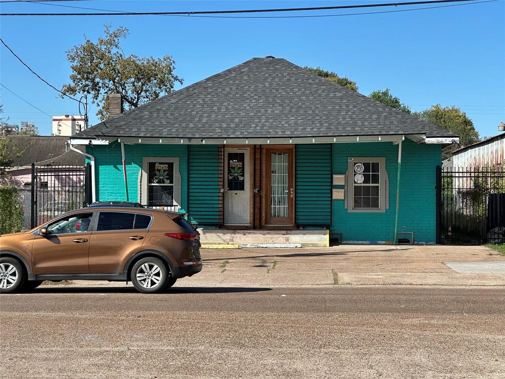 Photo of 304 Lockwood Drive, Houston, TX 77011 (MLS # 14482214)