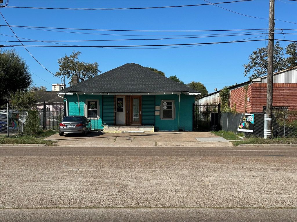 Photo of 304 Lockwood Drive, Houston, TX 77011 (MLS # 14482214)