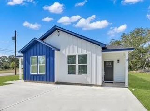 Photo of 211 S 5th Street #B, Conroe, TX 77301 (MLS # 85827254) Photo of 211 S 5th Street #B, Conroe, TX 77301 (MLS # 85827254)