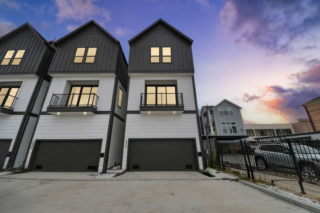 Photo of 2426 Ella Boulevard, Houston, TX 77008 (MLS # 53201219)