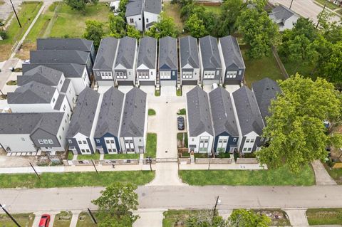 Photo of 332 Neyland Street, Houston, TX 77022 (MLS # 51956488)