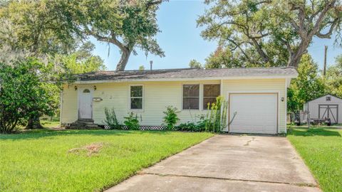 Photo of 212 Winding Way Street, Lake Jackson, TX 77566 (MLS # 90112556)