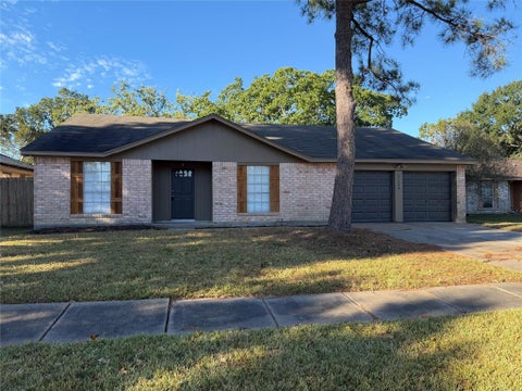 Photo of 17234 Heritage Bay Drive, Webster, TX 77598 (MLS # 76744449)