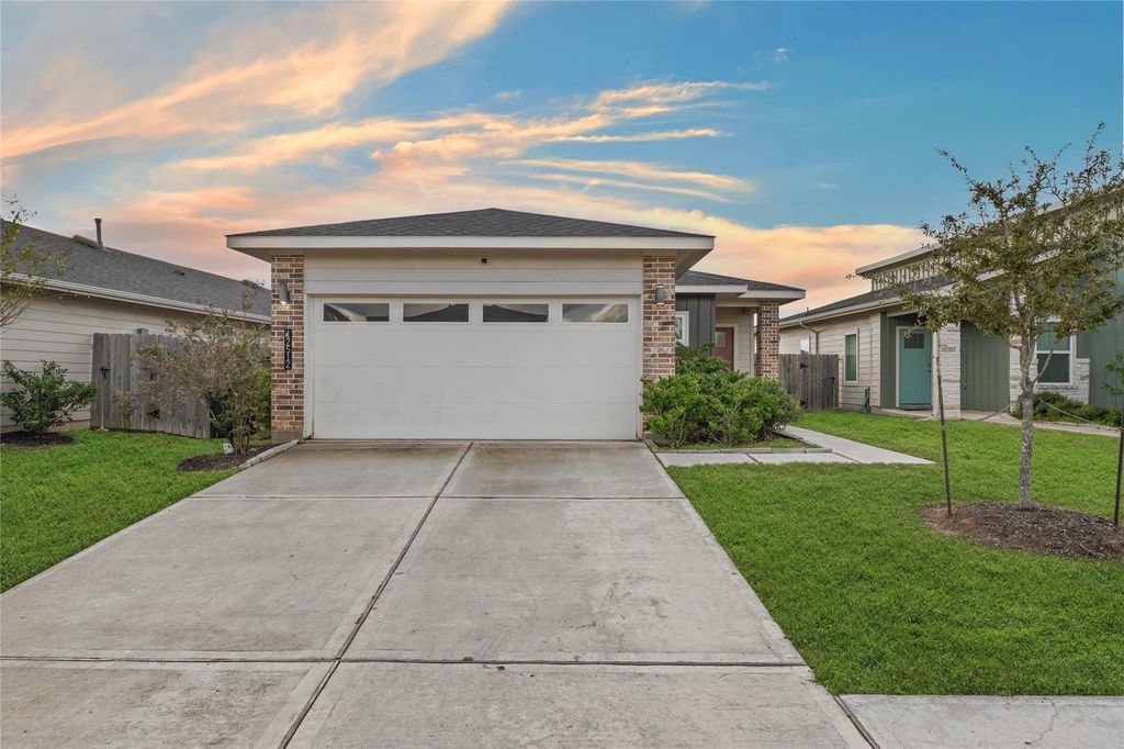 Photo of 12512 Newport Arch Lane, Houston, TX 77047 (MLS # 30735563)