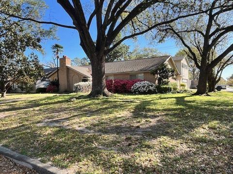 Photo of 2002 Shadow Bend Drive, Houston, TX 77043 (MLS # 55863396)