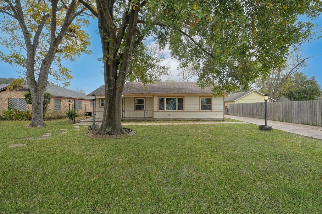 Photo of 513 Barkley Street, Houston, TX 77022 (MLS # 83766981)