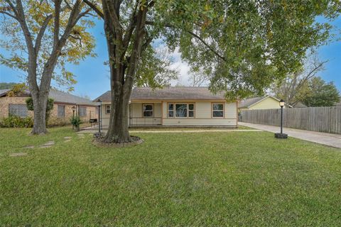Photo of 513 Barkley Street, Houston, TX 77022 (MLS # 83766981)