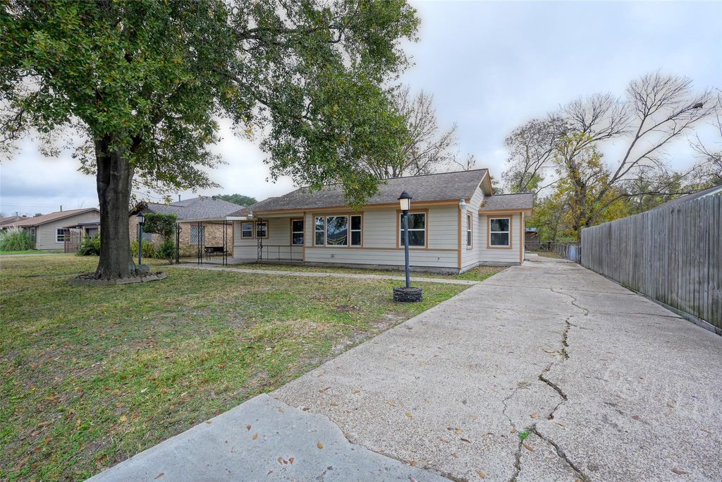 Photo of 513 Barkley Street, Houston, TX 77022 (MLS # 83766981)