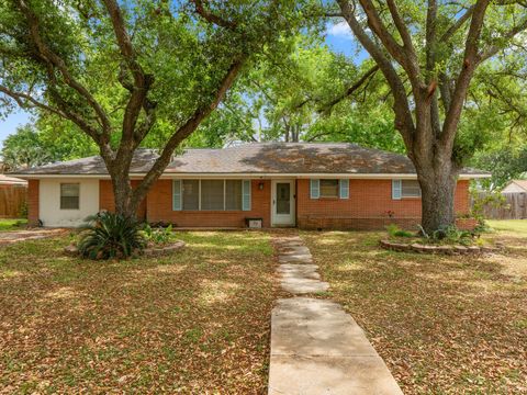 Photo of 208 Lindsey Avenue, Bay City, TX 77414 (MLS # 69087693)