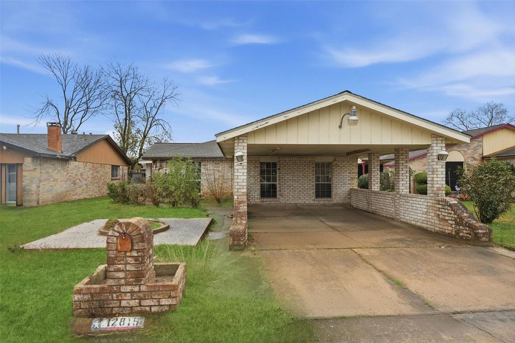 Photo of 12815 Mosscrest Drive, Houston, TX 77048 (MLS # 44422516)