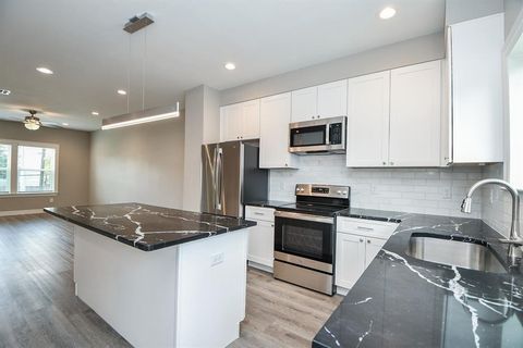 Condo For Rent - 5262 Ella Boulevard #108<br/> Houston, TX 77018