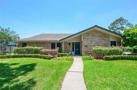 Photo of 4914 Glenmeadow Drive, Houston, TX 77096 (MLS # 26672623) Photo of 4914 Glenmeadow Drive, Houston, TX 77096 (MLS # 26672623)