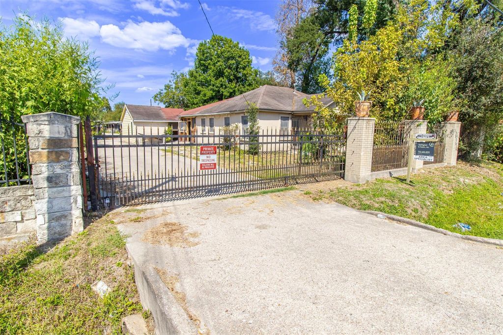 Photo of 931 Mitchell Road, Houston, TX 77037 (MLS # 39405045)