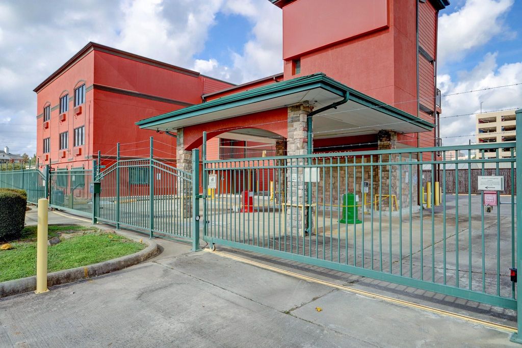 Photo of 1025 Swanson Street #209, Houston, TX 77030 (MLS # 98553452)