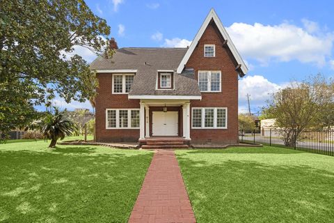 Photo of 614 Avondale Street, Houston, TX 77006 (MLS # 25337542)