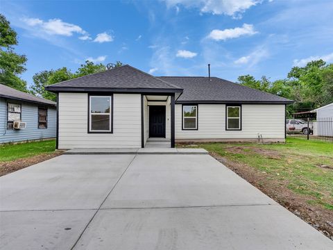 Photo of 7207 Crestmont Street, Houston, TX 77033 (MLS # 47764449)
