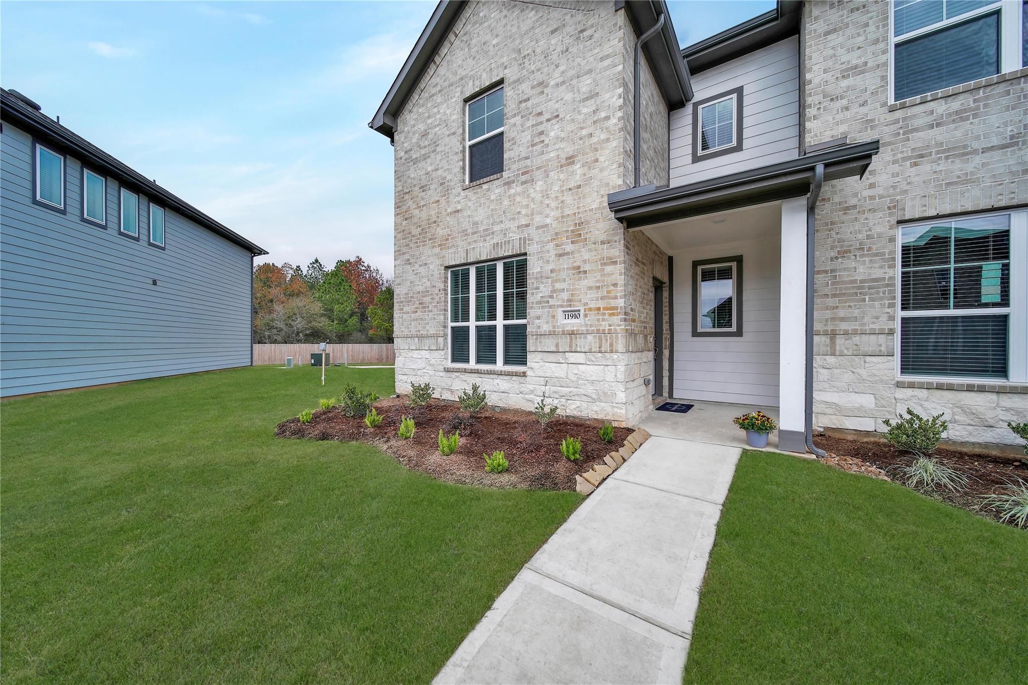 11910 Amber Oak Way