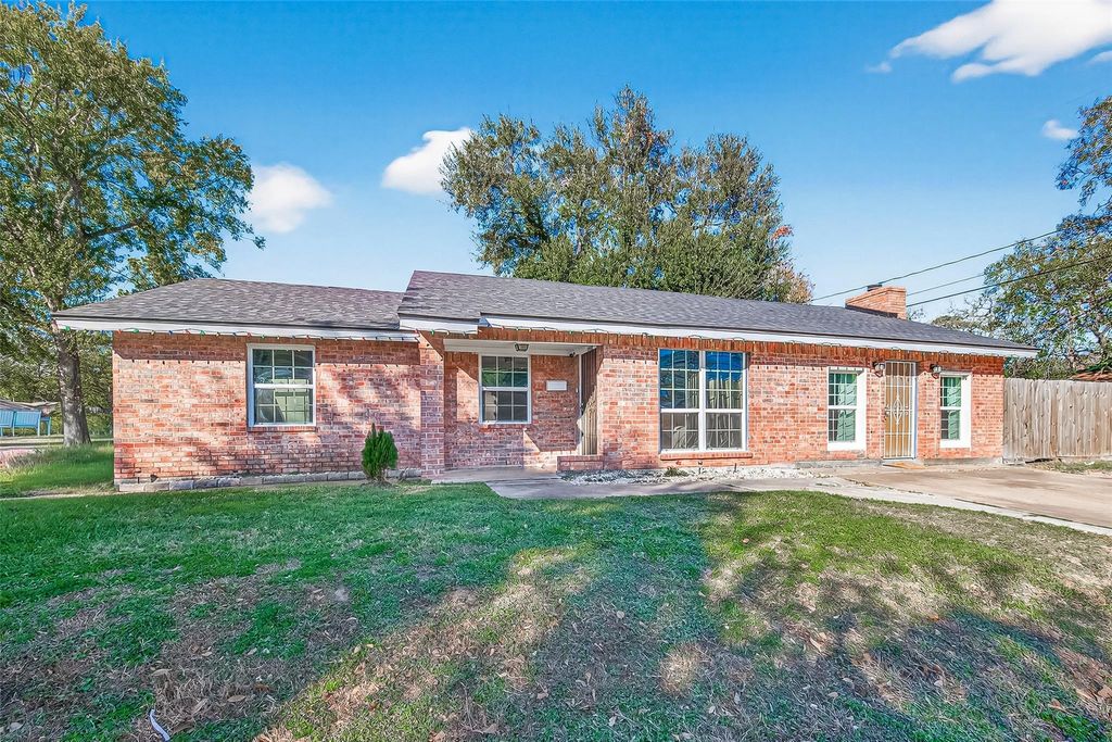 Photo of 10502 Hollyglen Drive, Houston, TX 77016 (MLS # 72384340)
