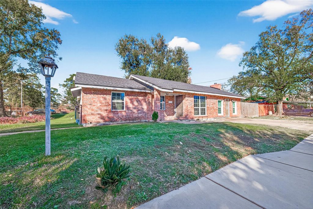 Photo of 10502 Hollyglen Drive, Houston, TX 77016 (MLS # 72384340)
