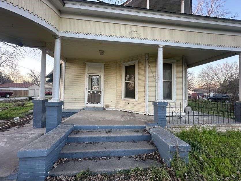 601 E Michalk Street