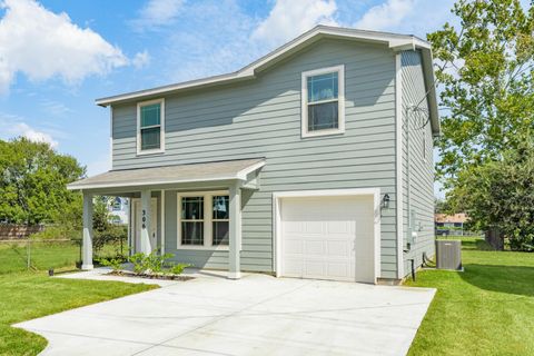 Photo of 306 N Orange Street, Sweeny, TX 77480 (MLS # 19238680) Photo of 306 N Orange Street, Sweeny, TX 77480 (MLS # 19238680)