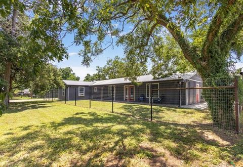 Homes For Sale - 219 Burt St<br/> Yoakum, TX 77995