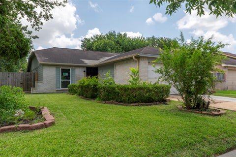Photo of 10703 Highland Woods Drive, Sugar Land, TX 77498 (MLS # 14081599)