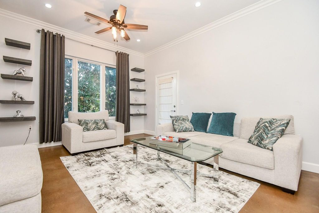 Photo of 1900 Genesee Street #104, Houston, TX 77006 (MLS # 29103262)