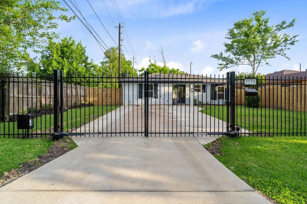 Photo of 3138 Sunbeam Street, Houston, TX 77051 (MLS # 97824217)