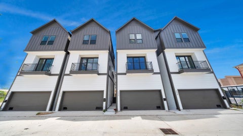 Photo of 2426 Ella Boulevard, Houston, TX 77008 (MLS # 8093481)