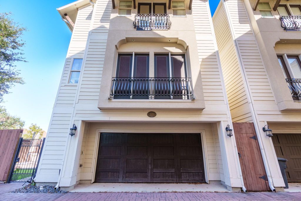 Photo of 225 Knox Street, Houston, TX 77007 (MLS # 86285811)