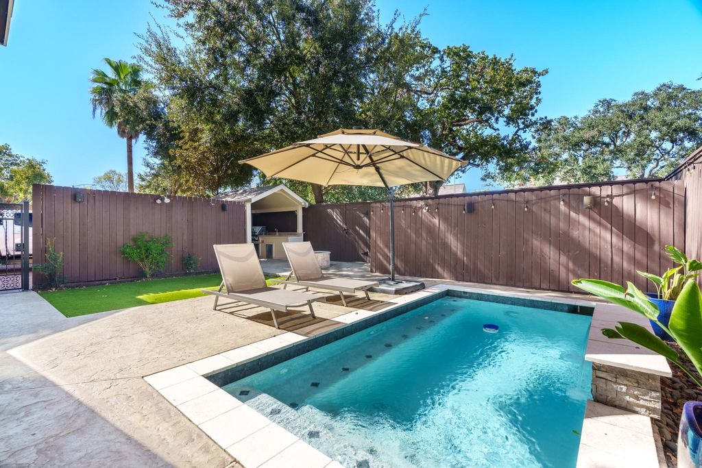 Photo of 225 Knox Street, Houston, TX 77007 (MLS # 86285811)