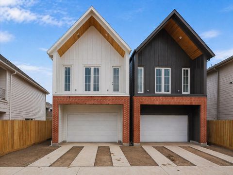 Photo of 112 E 27th Street, Houston, TX 77008 (MLS # 24673295)