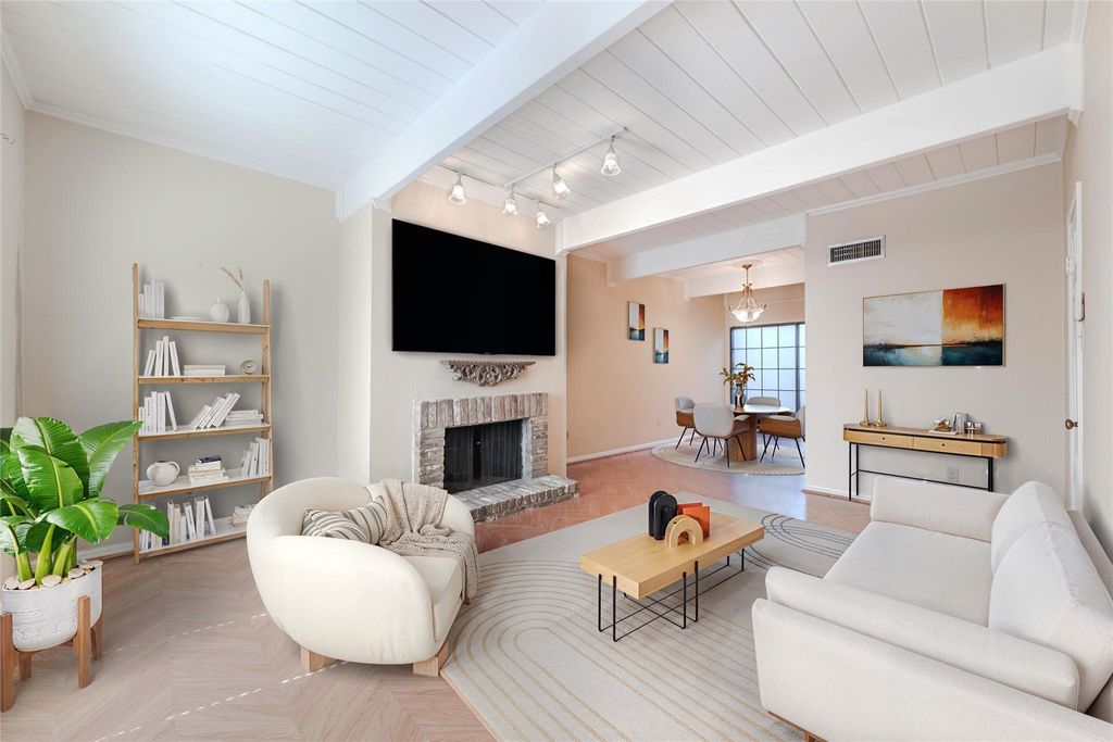 Photo of 5328 Brownway St #B15, Houston, TX 77056 (MLS # 62614307)