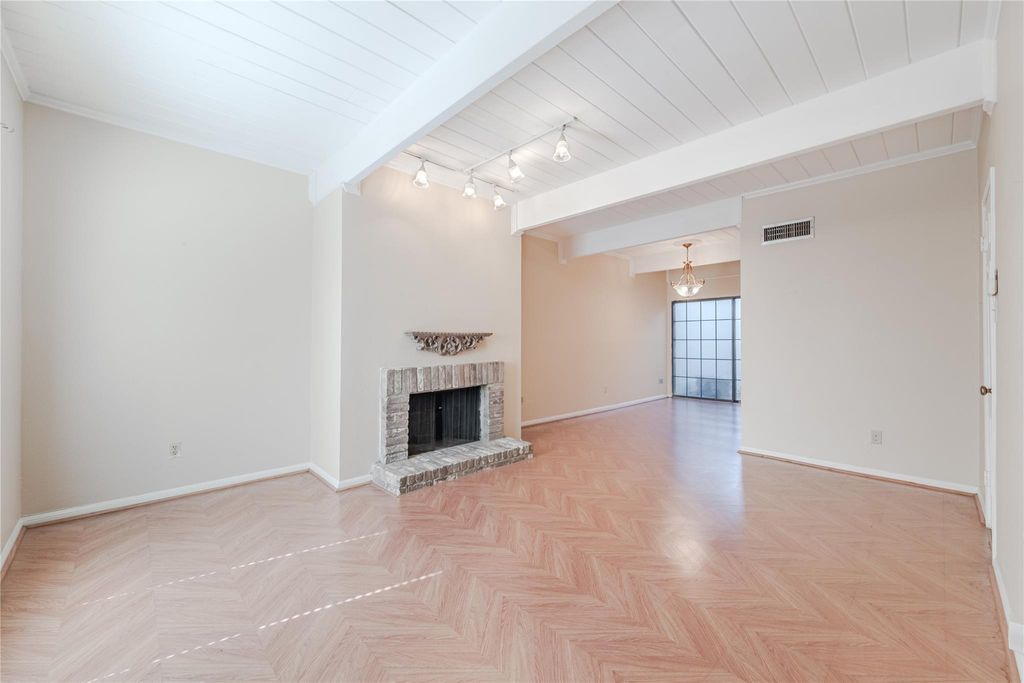 Photo of 5328 Brownway St #B15, Houston, TX 77056 (MLS # 62614307)