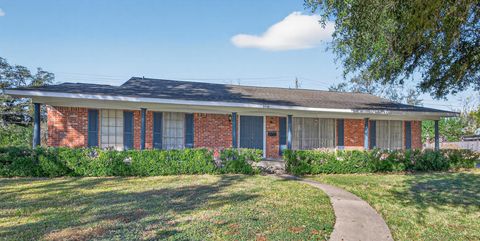 Photo of 9310 Cliffwood Drive, Houston, TX 77096 (MLS # 4647093)