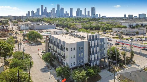 Photo of 1011 Studemont Street #302, Houston, TX 77007 (MLS # 27666195)